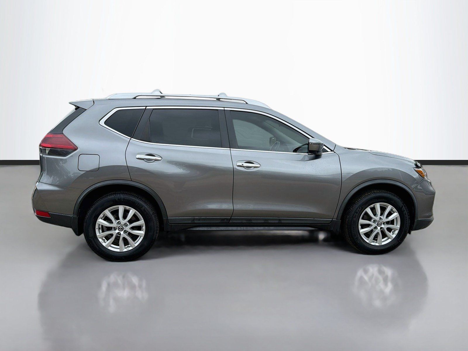 Used 2018 Nissan Rogue SV w/ Premium Package AWD/4WD image 4