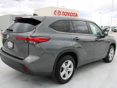 Certified 2023 Toyota Highlander LE image 3
