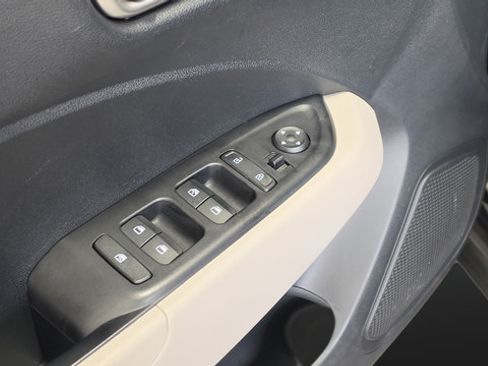 Certified 2025 Hyundai Venue SEL FWD image 21