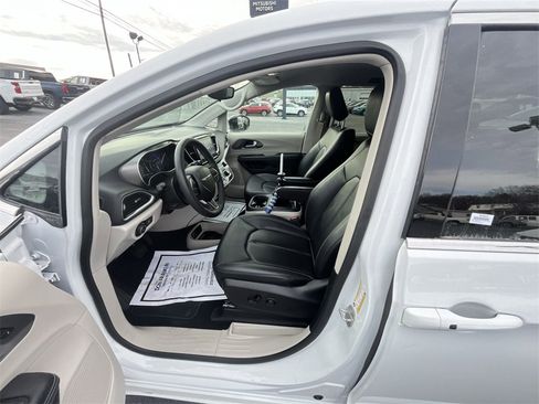 Used 2024 Chrysler Pacifica Touring-L image 11