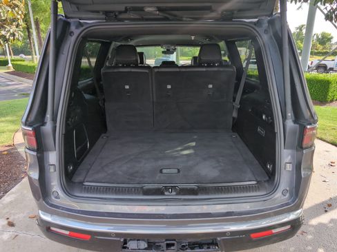 Used 2024 Jeep Wagoneer L Series II w/ Flexible Seating Group AWD/4WD image 32
