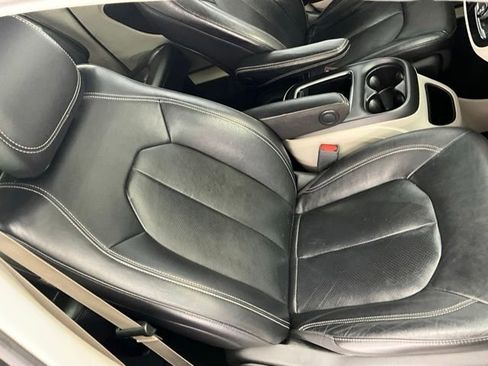 Used 2022 Chrysler Pacifica Touring-L FWD image 14