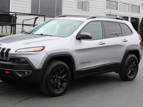 Used 2018 Jeep Cherokee Trailhawk w/ Comfort/Convenience Group AWD/4WD image 2