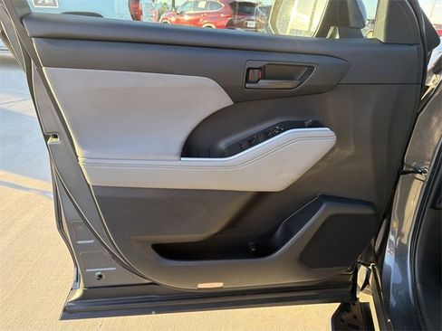 Certified 2023 Toyota Highlander LE image 9