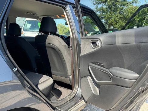 Used 2025 Kia Soul LX w/ LX Technology Package FWD image 15