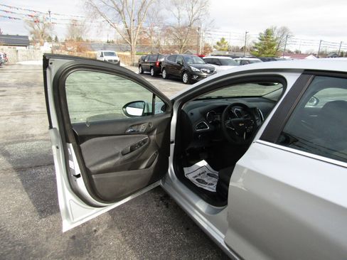 Used 2018 Chevrolet Cruze LT w/ LT Fleet Convenience Package image 16