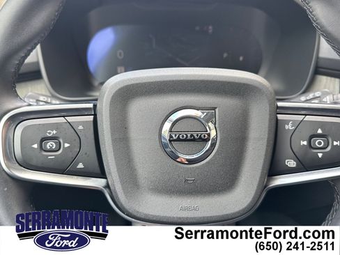 Used 2025 Volvo XC40 B5 Plus image 25