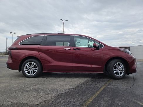 New 2026 Toyota Sienna XLE image 25