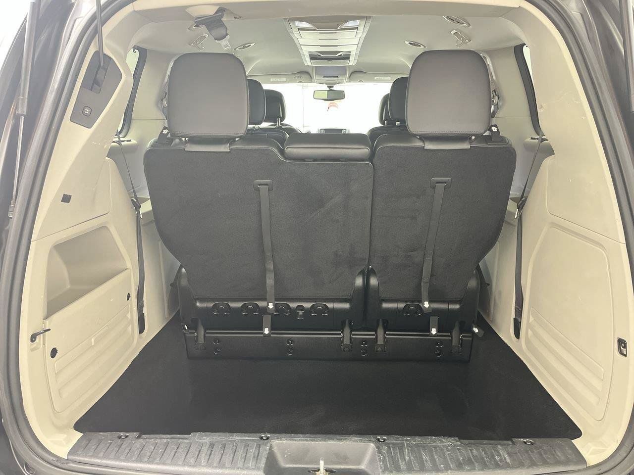Used 2015 Chrysler Town & Country Touring-L w/ Driver Convenience Group FWD image 27