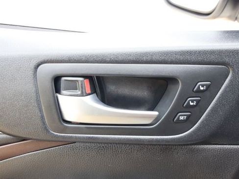 Used 2018 Toyota Highlander Limited Platinum FWD image 25