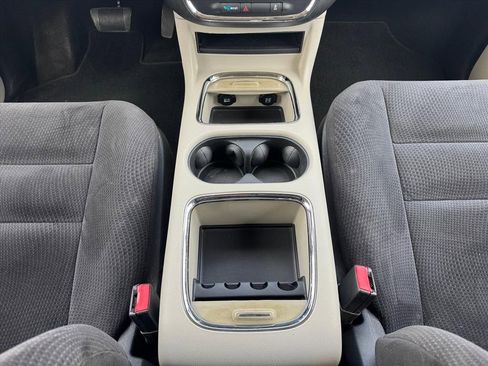 Used 2014 Dodge Grand Caravan SXT image 19