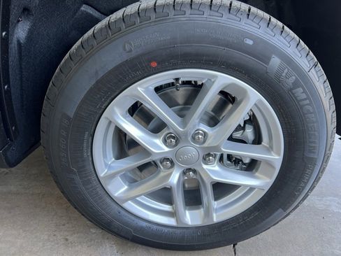 New 2025 Jeep Grand Cherokee L Laredo w/ Luxury Tech Group I image 32