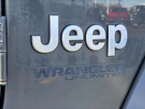 Used 2018 Jeep Wrangler Unlimited Sahara image 10