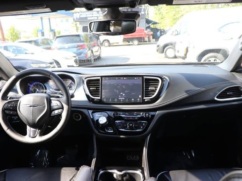 Used 2025 Chrysler Pacifica Limited FWD image 18