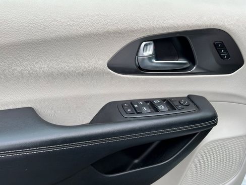 Used 2023 Chrysler Pacifica Touring-L image 12