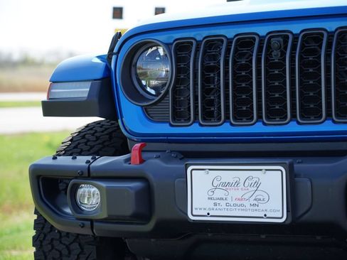 Used 2024 Jeep Gladiator Rubicon AWD/4WD image 9