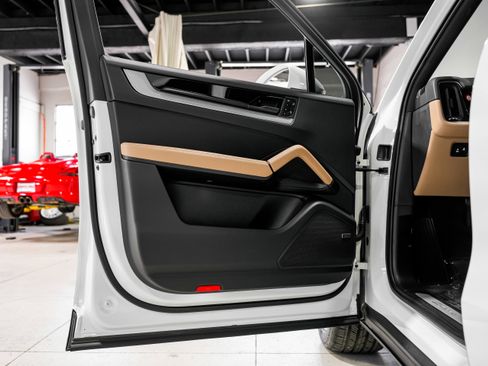 Used 2024 Porsche Cayenne w/ Premium Package Plus image 22