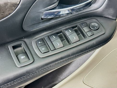 Used 2019 Dodge Grand Caravan SE w/ UConnect Hands-Free Group image 15