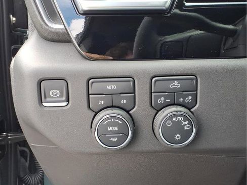 Used 2025 Chevrolet Silverado 1500 LT AWD/4WD image 18