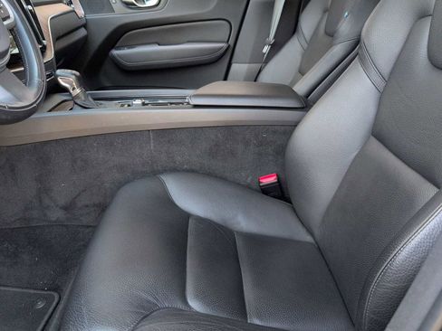 Used 2021 Volvo XC60 T6 Momentum w/ Premium Package AWD/4WD image 16