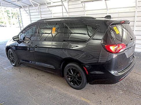 Used 2017 Chrysler Pacifica Touring-L FWD image 5