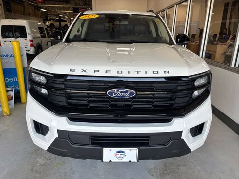 Used 2025 Ford Expedition Active AWD/4WD image 3