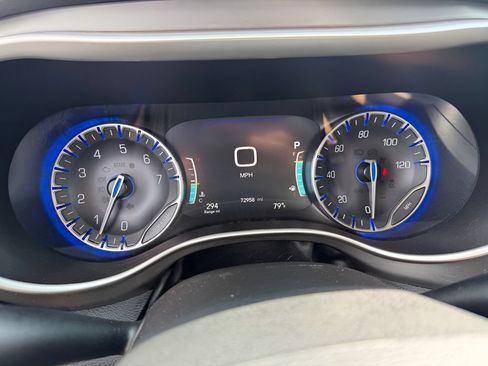 Used 2023 Chrysler Pacifica Touring-L FWD image 21