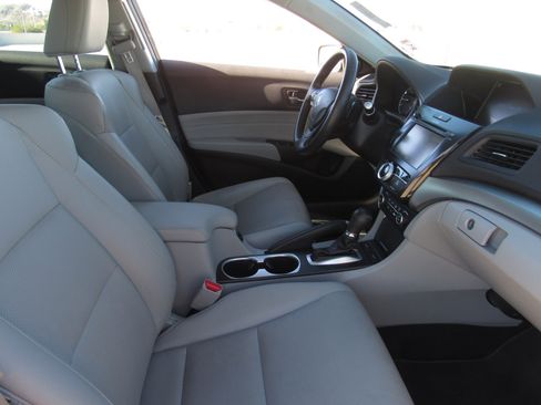 Used 2017 Acura ILX w/ Premium Package image 9