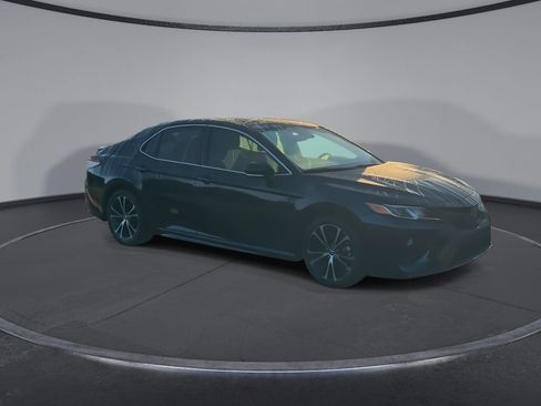 Used 2019 Toyota Camry SE FWD image 2
