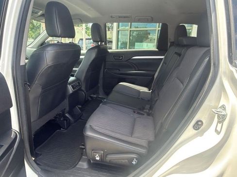 Used 2016 Toyota Highlander Plus AWD/4WD image 14