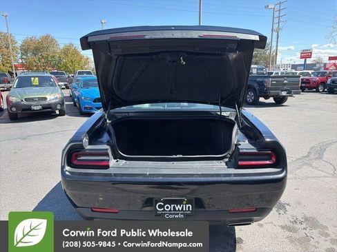 Used 2019 Dodge Challenger SXT RWD image 29