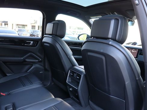 Used 2021 Porsche Cayenne image 41