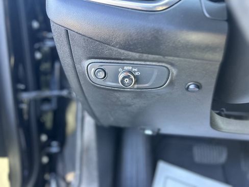Used 2021 Chevrolet Equinox LS FWD image 11