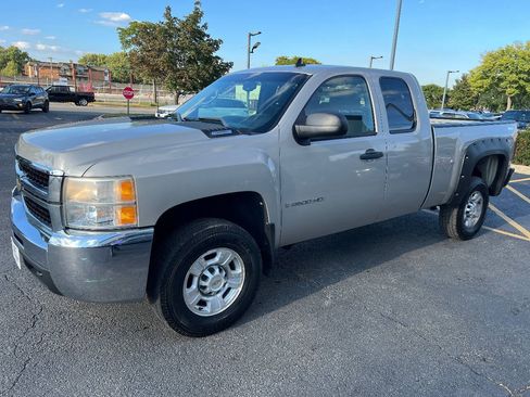 Used 2009 Chevrolet Silverado 2500 LT w/ Interior Plus Package AWD/4WD image 6