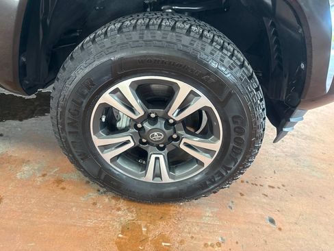 Used 2019 Toyota Tacoma TRD Sport RWD image 10