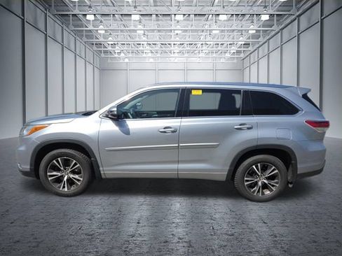 Used 2016 Toyota Highlander XLE AWD/4WD image 2