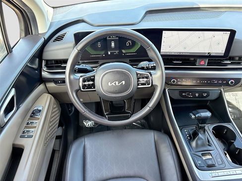 Used 2025 Kia Carnival FWD image 22