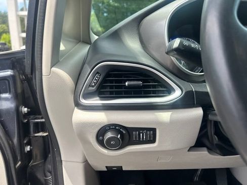 Used 2020 Chrysler Pacifica Touring-L FWD image 29