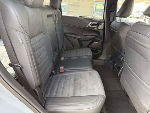 New 2026 Mitsubishi Outlander SE image 9