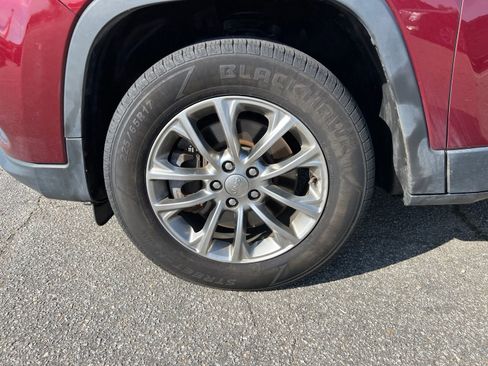 Used 2019 Jeep Cherokee Latitude Plus w/ Cold Weather Group AWD/4WD image 9
