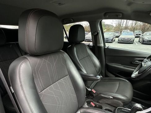 Used 2019 Chevrolet Trax LT w/ LT Convenience Package image 29