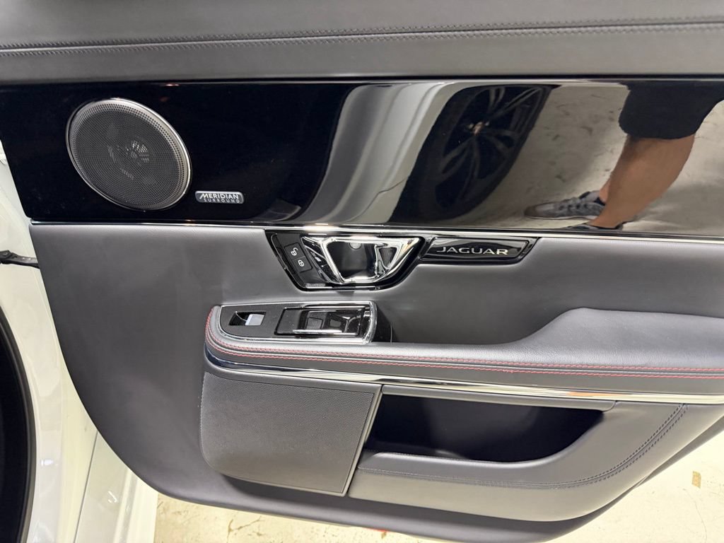 Used 2016 Jaguar XJ RWD image 39
