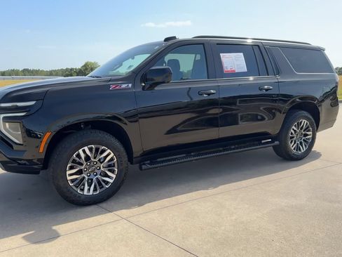 Used 2025 Chevrolet Suburban Z71 AWD/4WD image 5