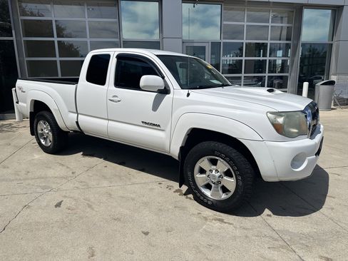 Used 2011 Toyota Tacoma 4x4 Access Cab V6 w/ TRD Sport Pkg image 2