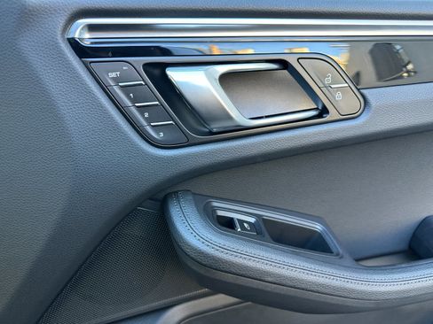 Used 2025 Porsche Macan image 19