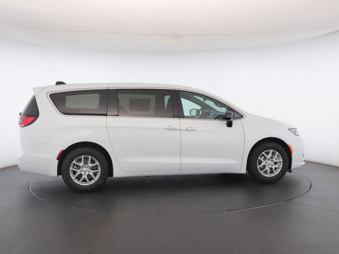 New 2026 Chrysler Pacifica Select image 30