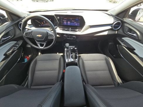 Used 2024 Chevrolet Trax LT w/ Sunroof Package FWD image 33