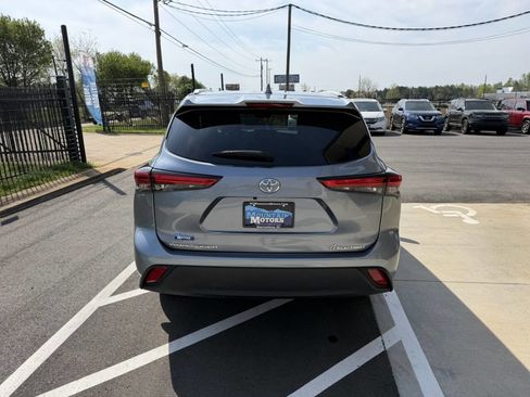 Used 2022 Toyota Highlander XLE image 5