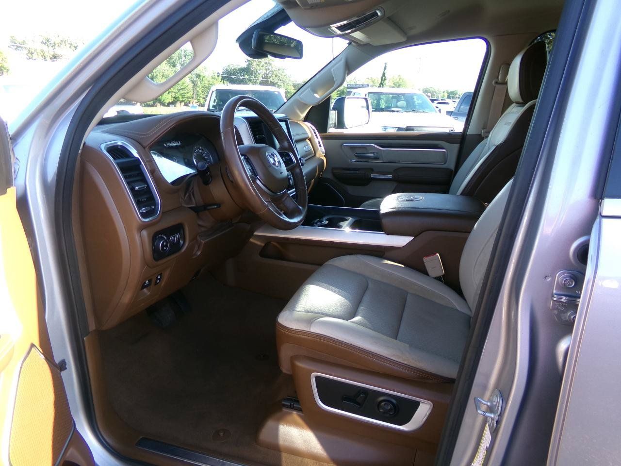 Used 2019 RAM 1500 Laramie AWD/4WD image 17