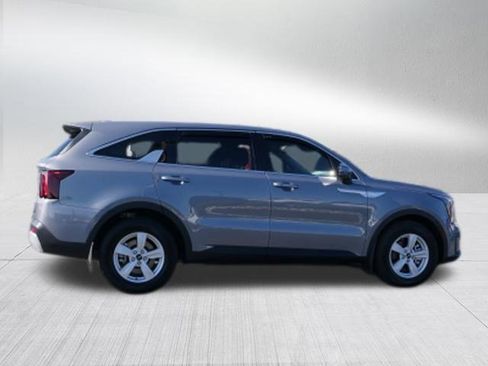 Used 2025 Kia Sorento LX image 2